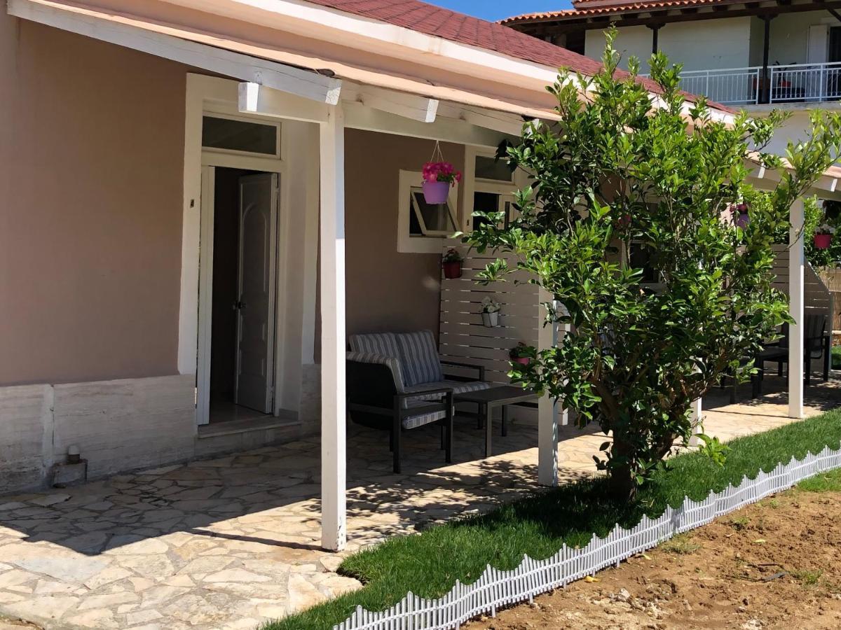 Petros Rooms&Apartments Lixouri Exterior foto